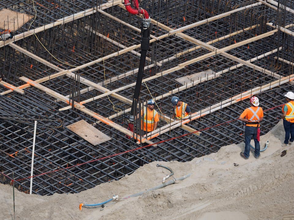 Equipa de construção a registar horas numa obra
