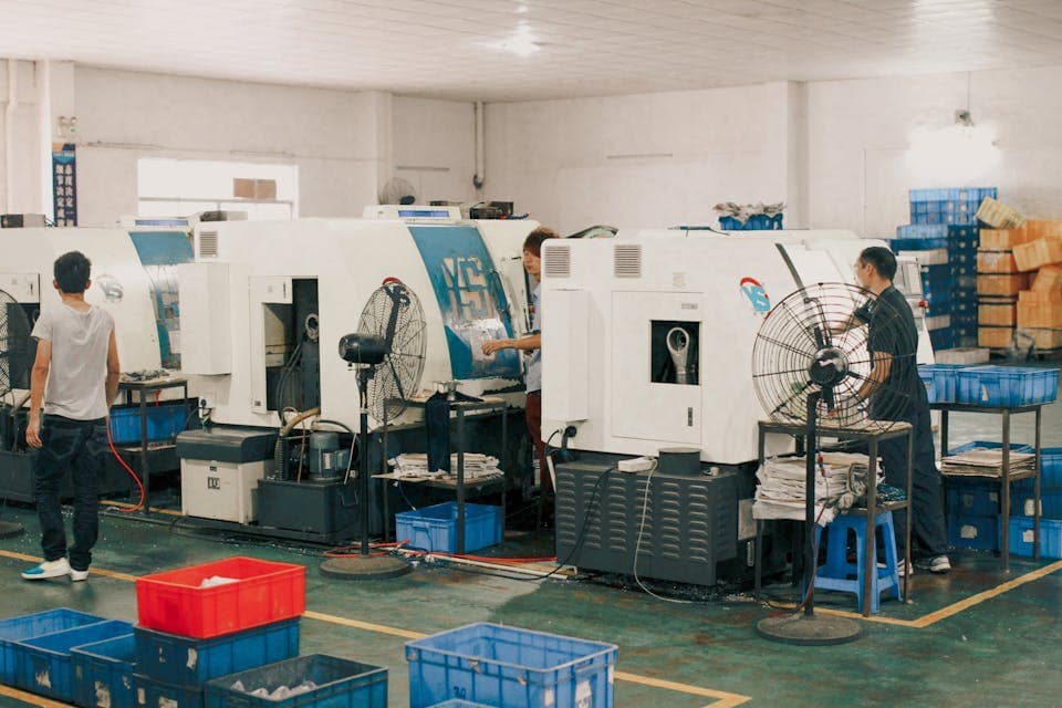 Equipa de produção a acompanhar horas em diferentes turnos