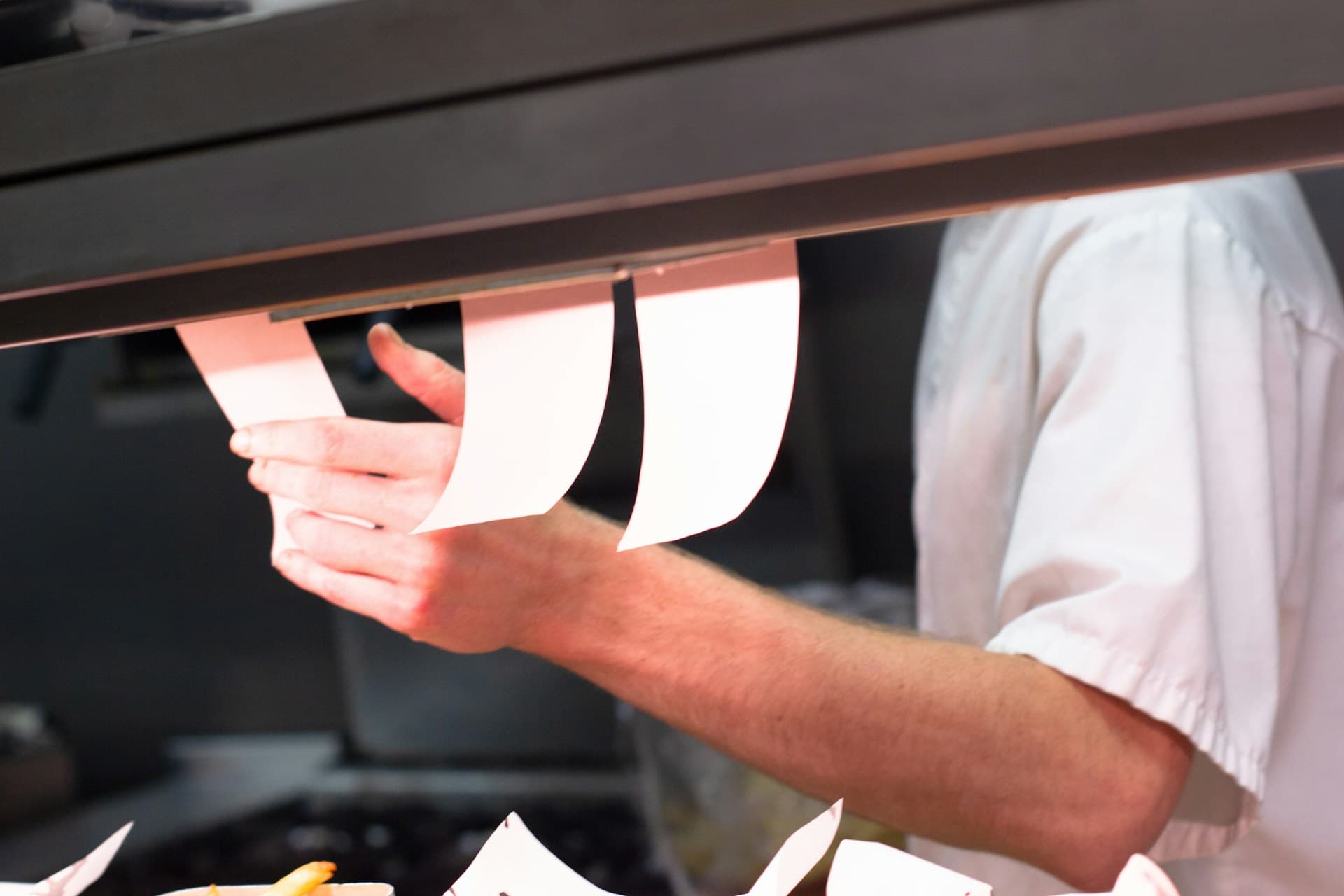Equipa de restaurante a usar registo de ponto durante um turno movimentado